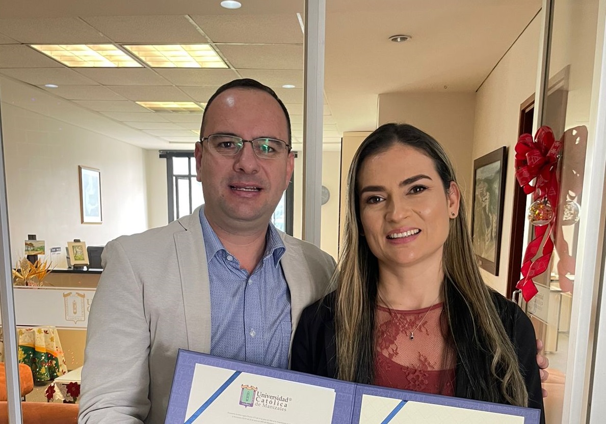 La Abogada de la oficina María Elizabeth Cardona Osorio recibe su título de Especialista en Administración de la Salud en la Universidad Católica de Manizales